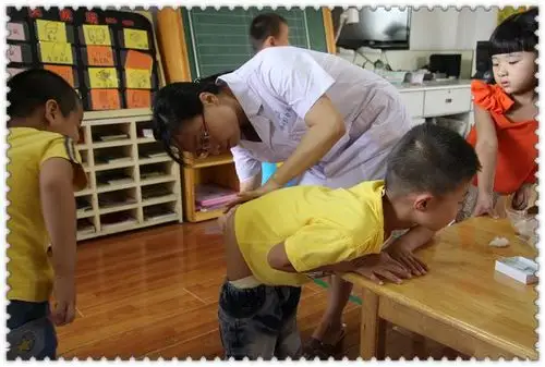 3,六神丸塞肛治疗:中药六神丸,7岁以下者5粒,8岁以上者10粒,每日1次