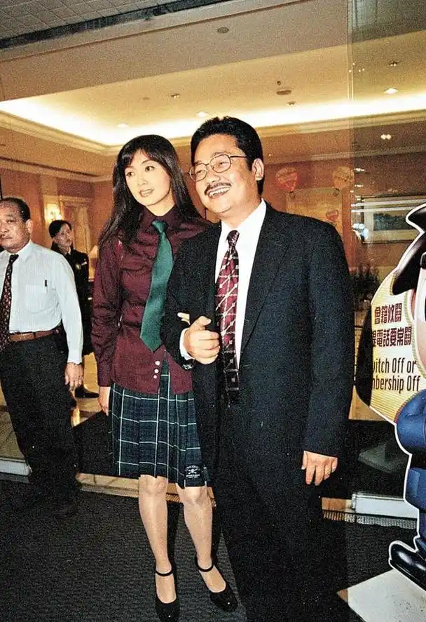 张国荣的初恋女友倪诗蓓与前男友黄玉郎生了一个儿子黄英樑,如今已经