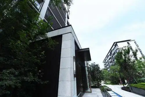 图为中粮中央公园祥云a区楼幢入户多出来的"外延大厅".陈超 摄