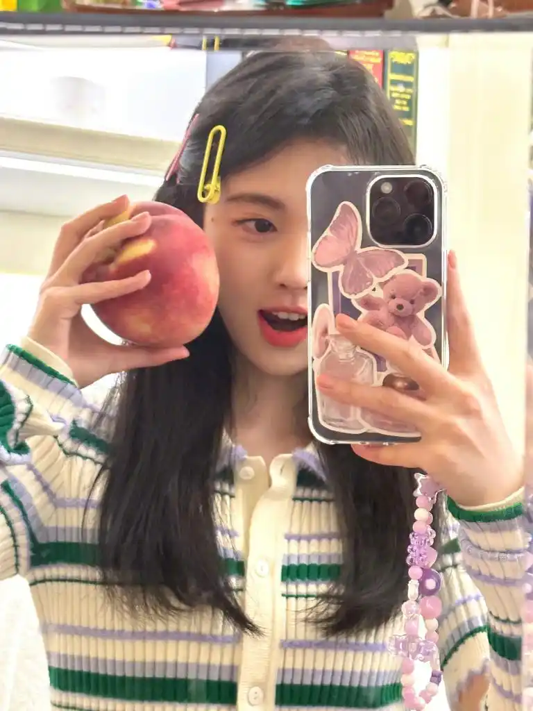 鞠婧祎晒最新自拍照着针织衫出镜戴发夹托腮卖萌甜美可人