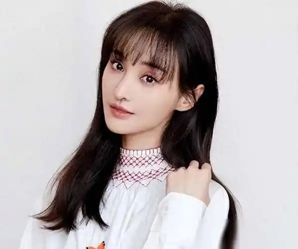 郑爽美国逛街被网友偶遇,穿短裤风格变样,自曝当导演拍复仇剧!