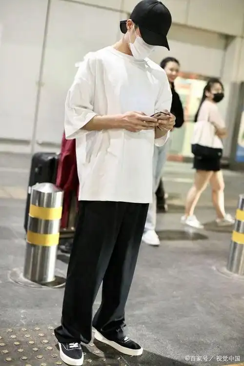 北京:姜潮现身机场,帅哥求婚后戴棒球帽口罩遮面低调现身!