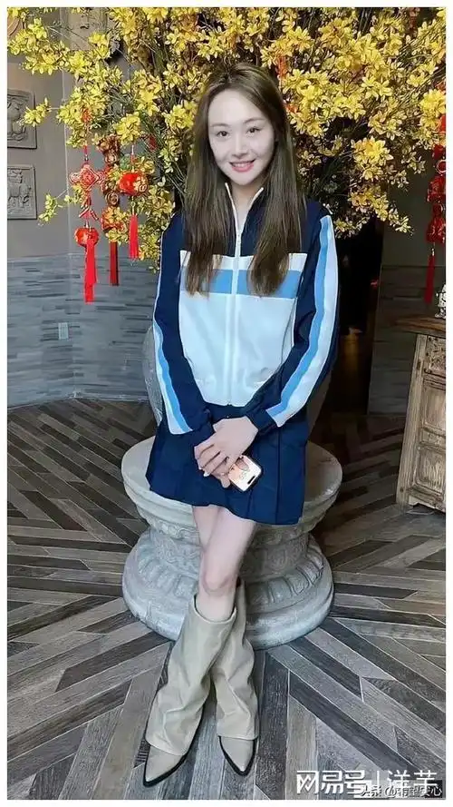 郑爽美国逛街被偶遇,染黄发穿短裤风格变样,网友:可惜了