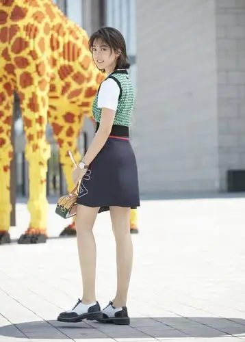 18岁女生初长成,赵今麦黑色亮钻无袖裙,秀出不一样的成熟感