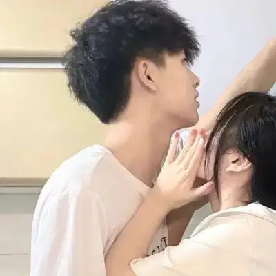 情侣亲吻照片头像暧昧