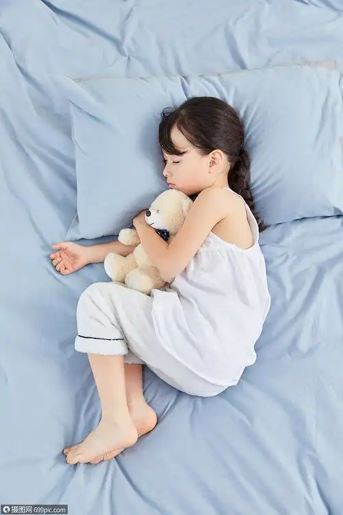 小女孩躺在床上睡觉
