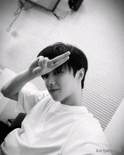 华晨宇真是精致boy!上班路上戴着口罩敷美颜,难怪看着像18_造型_卫衣_