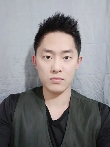 20岁平贺小豪的照片. 墨绿朴素马甲与黑色的内衣. 打开凤凰新