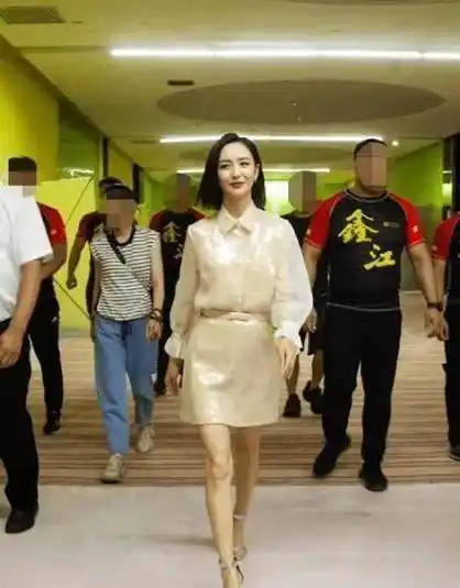 《唐探3》剧组聚餐被曝,陈思诚发福严重,与佟丽娅反差太大_画面