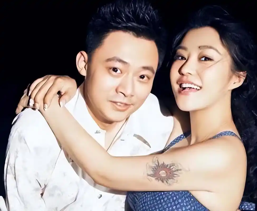 郝蕾:和刘烨离婚后,独自一人抚养双胞胎儿子,现状过得怎样了?