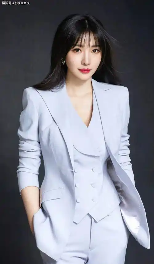 42岁柳岩恋情曝光!多次带男友回家感情好,男方肤色大_