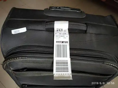 托运行李箱把手上的标签.