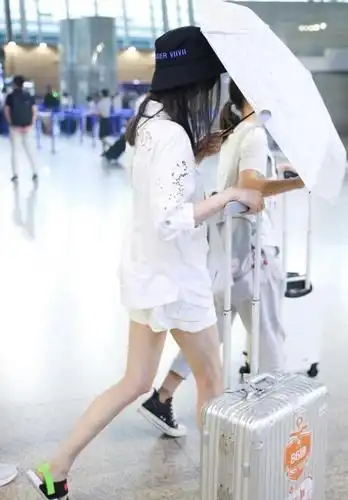 郑爽到底有多会穿?白色镂空衬衣 短裤,又仙又甜!