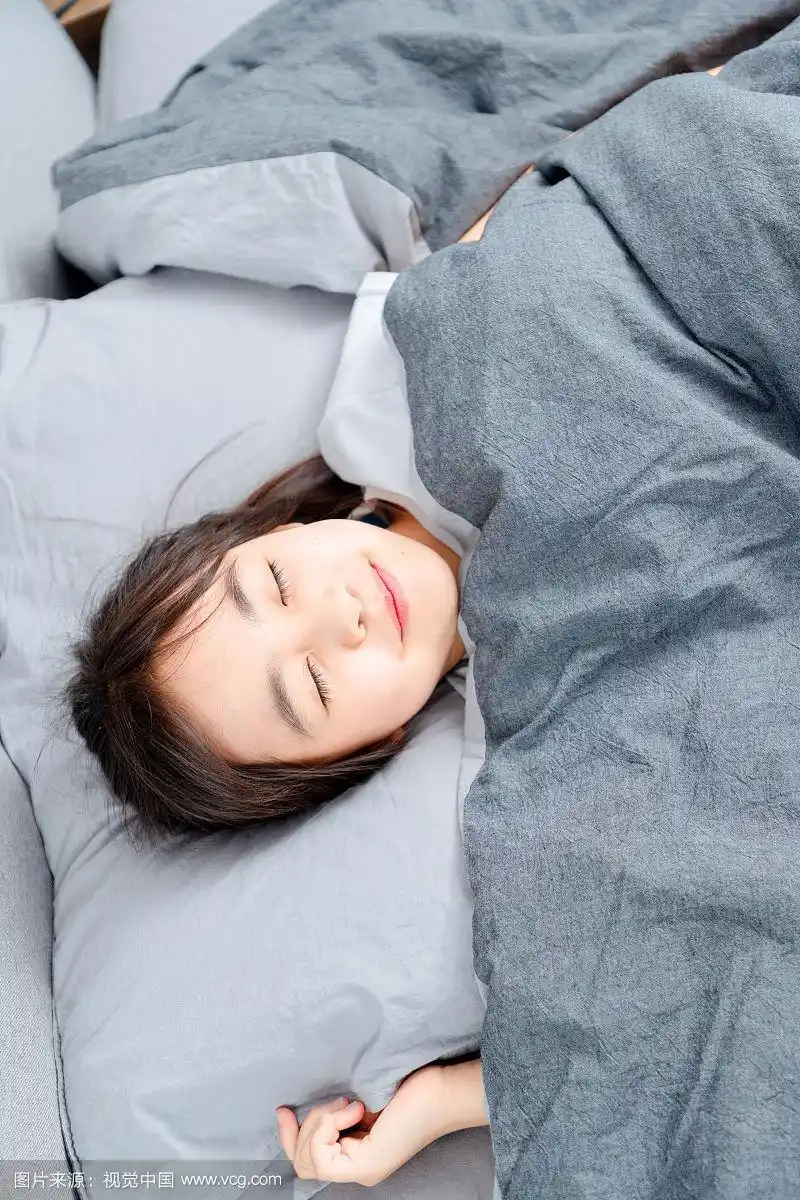 躺在床上睡觉的亚洲小女孩