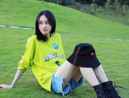 郑爽也太瘦了!穿短裤坐在草地上拍照,网友:瘦得让人心疼