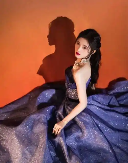 原创鞠婧祎婚纱造型花絮照曝光侧对镜头优雅捂身材气质甜美笑容温柔