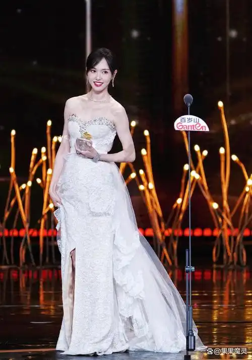 上海这一夜看到获奖的唐嫣才知她和杨幂当初的选择差别有多大