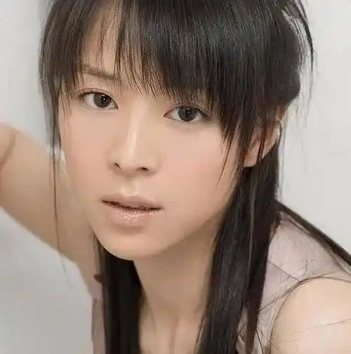 消失8年后,张静初自曝「无性无爱」生活:住豪宅,守着一屋子破烂,就想