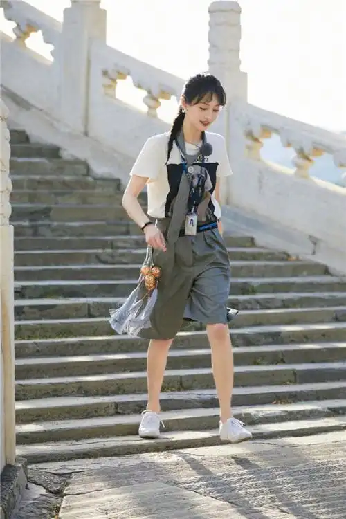 郑爽这是什么小可爱,穿西装短裤都是甜美范,绑公主发型更迷人了