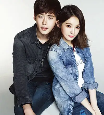 李钟硕姜敏京拍美照,充满甜蜜活泼气息