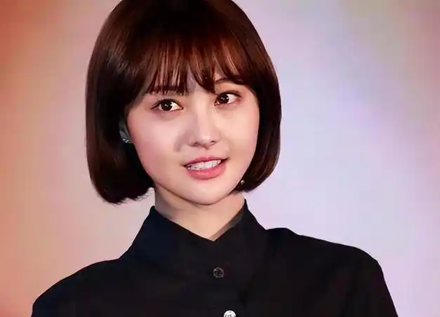 郑爽美国逛街被偶遇,一头黄发穿短裤穿搭辣眼,现当导演拍复仇剧