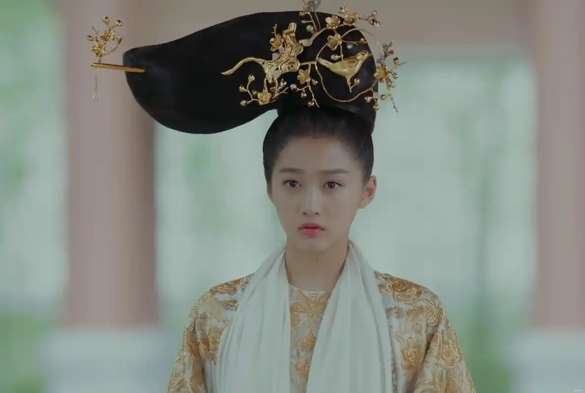 关晓彤在《凤囚凰》中的古装造型,你能欣赏这样的美吗?