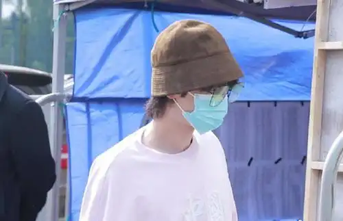 精致boy华晨宇上班路上戴着口罩敷面膜