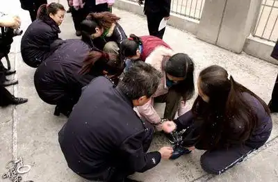 看守所女戴手铐脚镣