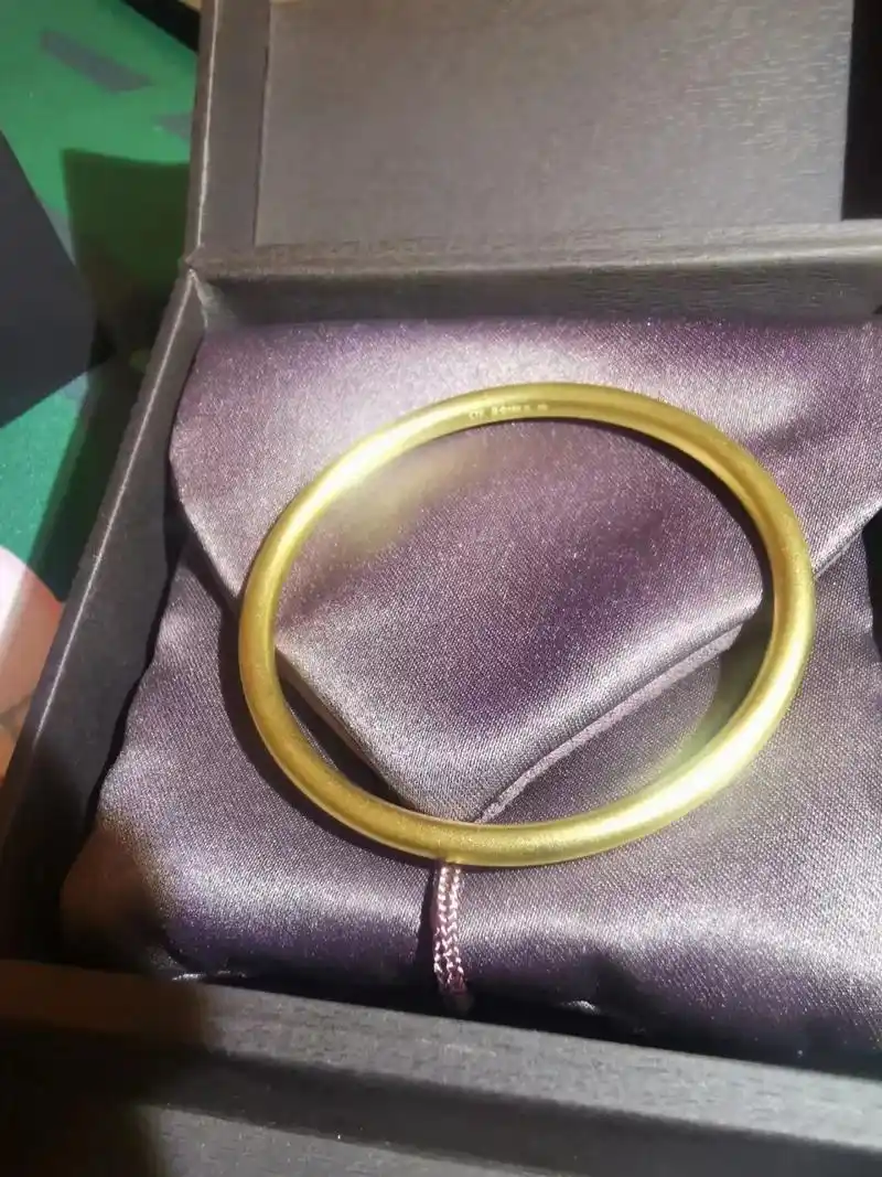 马上过母亲节了,我弟给他丈母娘买了个20克的金镯子,小侄子不小心说漏