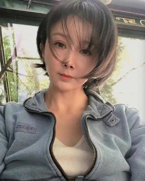 女演员孙菲菲亲自在微博所发布的自己的自拍照现状,不少粉丝表示并没