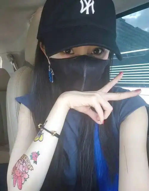 比杨幂嗑cp更上头的,是她纹身贴暴露的信息点,与金星的评价一样_时尚