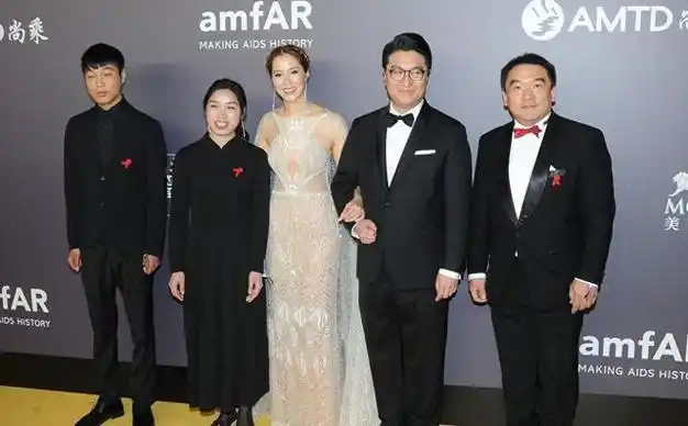 徐子淇与富商老公合影照样敢穿丰满身材穿薄纱挖洞裙真有胆量