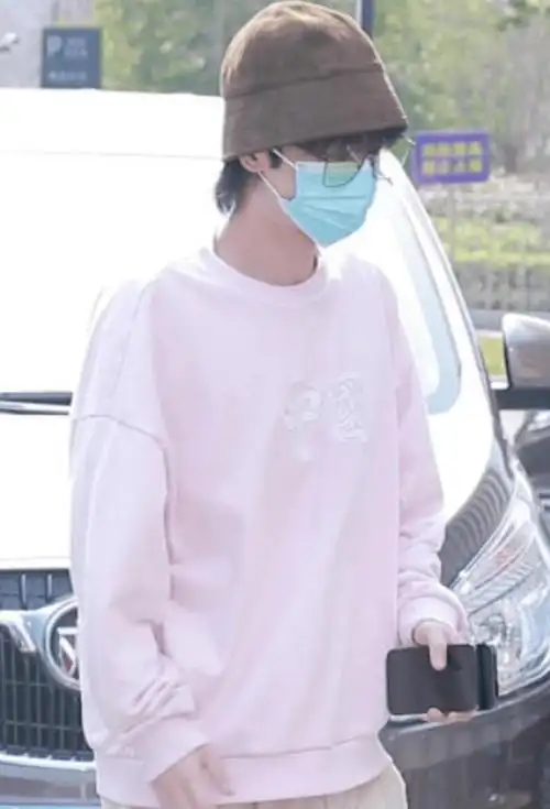 华晨宇不愧内娱精致男孩!外出戴口罩还敷面膜,难怪看着像20岁_造型
