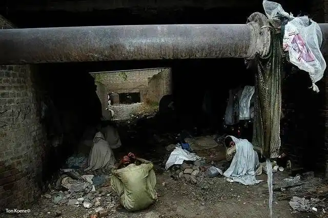 地狱在人间镜头下巴基斯坦吸毒群体的悲惨状况