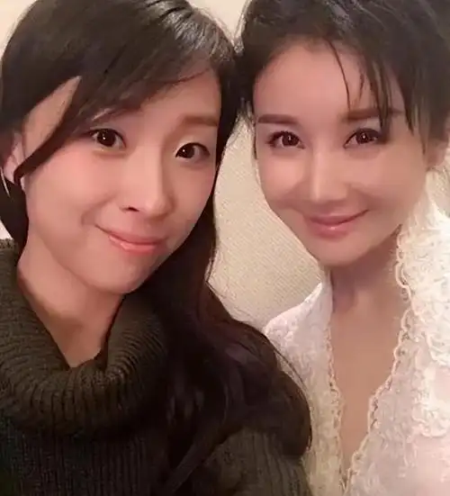 控诉自己在2010年拍摄《血色恋人》时,遭到导演张汉杰的霸凌,还被其