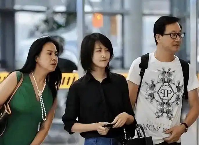 郑爽美国逛街被网友偶遇,穿短裤风格变样,自曝当导演拍复仇剧!