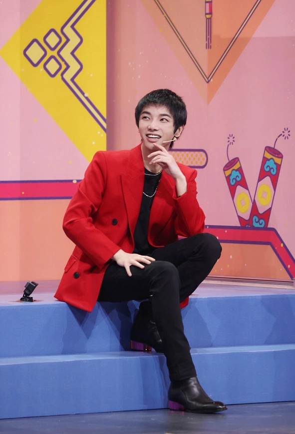 华晨宇不愧是内娱精致男孩!外出戴口罩还敷面膜,难怪看着像20岁