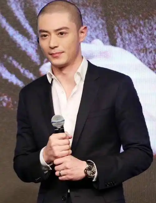 能驾驭光头造型的男星,只服这12位,个个颜值在线,帅气抢镜_张卫健