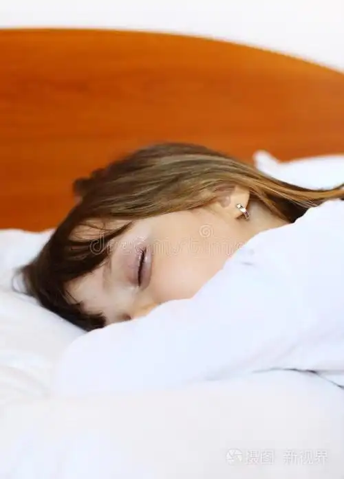 小样发票合同问题/举报躺在床上的可爱小女孩特写可爱的小女孩睡觉