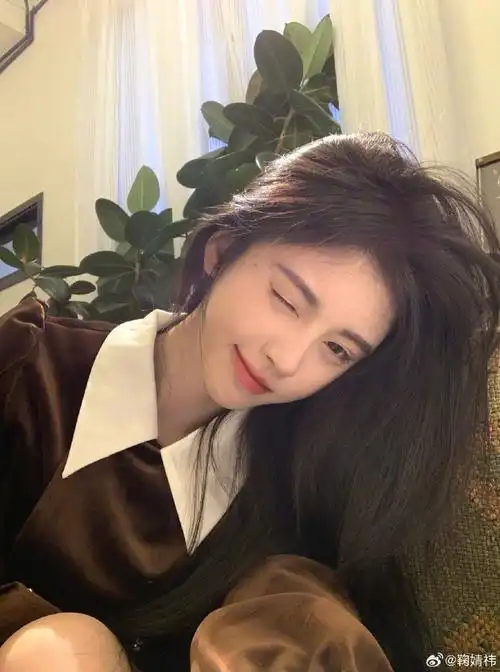 鞠婧祎再晒美照,秀纤细美腿让人陶醉,笑容俏皮温暖甜如初恋_腾讯新闻