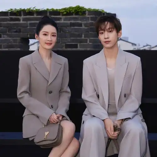 4月10日下午6点30分,ami在中国苏州再度呈现品牌2024秋冬男女装系列