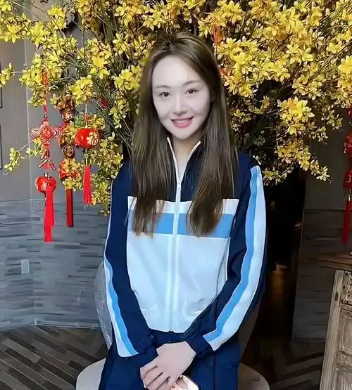 郑爽美国逛街被网友偶遇,穿短裤风格变样,自曝当导演拍复仇剧!