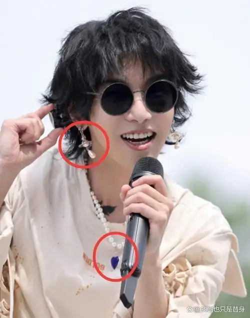 华晨宇王悦伊高调秀恩爱两人穿情侣装戴情侣口罩细节好浪漫