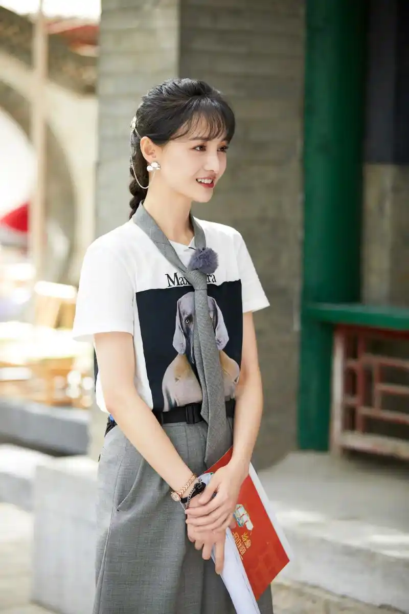 郑爽这是什么小可爱,穿西装短裤都是甜美范,绑公主发型更迷人了