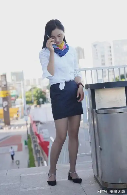 小姐姐职业装搭配灰丝小高跟没有滤镜自然之美